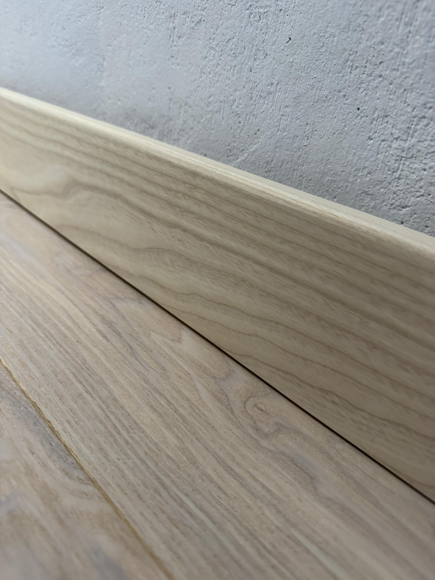 Плинтус массив Ясень без покрытия 90х20 мм